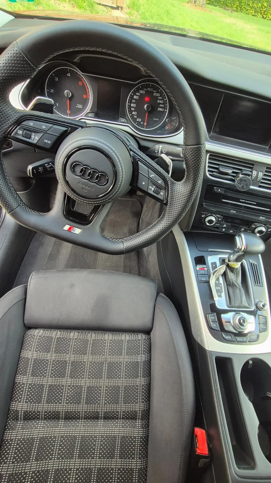 Gereinigtes Audi-Cockpit mit Lenkrad, Stoffsitz und Mittelkonsole