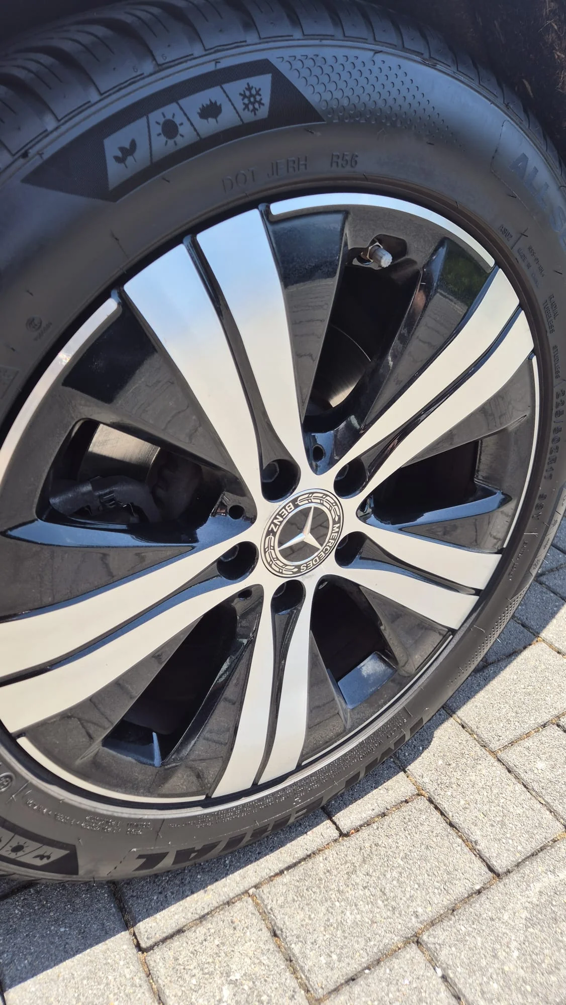 Originalaufnahme einer Mercedes-Leichtmetallfelge